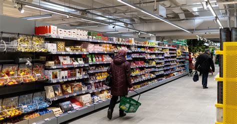 Vaikai su globėjais parduotuvėje renkasi maisto produktus