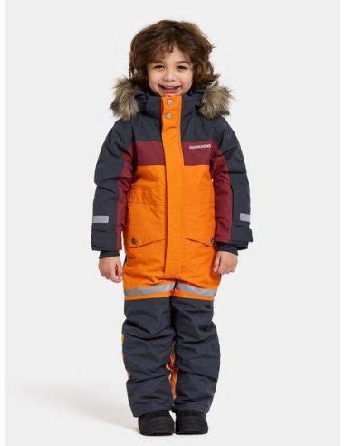 vaikas su kokybišku žieminiu kombinezonu lauke