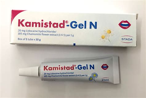 Pavaizduota Kamistad N gelio tūbelė ir jo naudojimas ant dantenų
