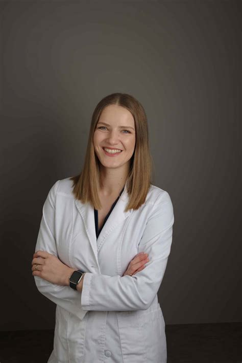 Akušerė konsultuojanti pacientę klinikoje