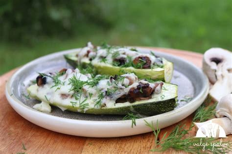 Įdarytos cukinijos su pievagrybiais