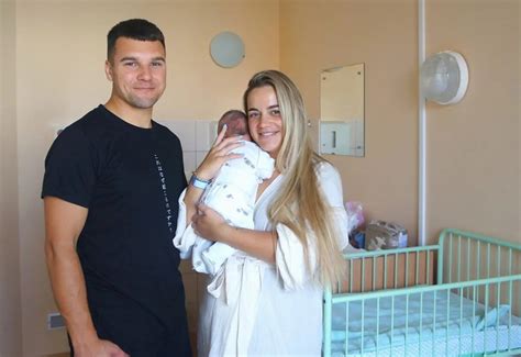 Kūdikis po cezario pjūvio dedamas mamai ant krūtinės