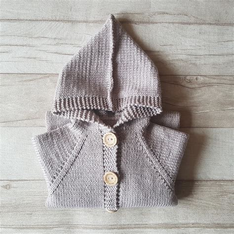 Baigtas megztas batelis naujagimiui su raišteliais