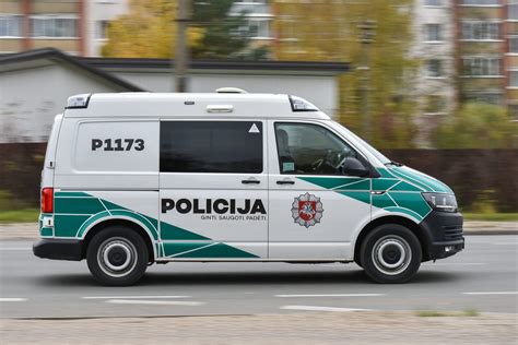 Policijos automobilis stabdantis eismą