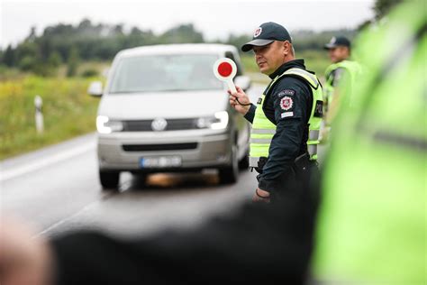 Policijos pareigūnas sustabdęs automobilį bendrauja su vairuotoju