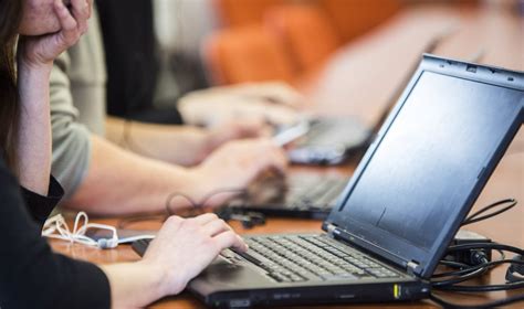 senjoras mokosi naudotis kompiuteriu