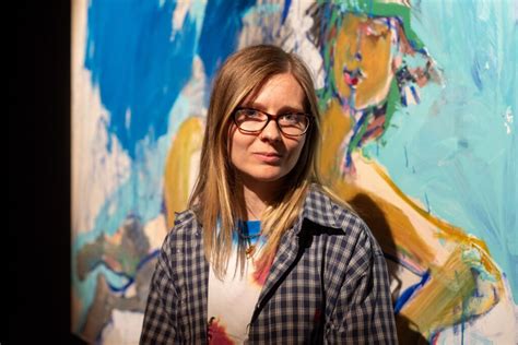 menininkė kurianti abstraktų paveikslą