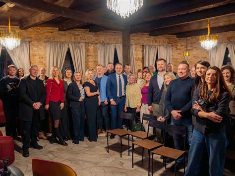 Seneliai džiaugsmingai išpakuoja dovaną su naujienomis apie anūką