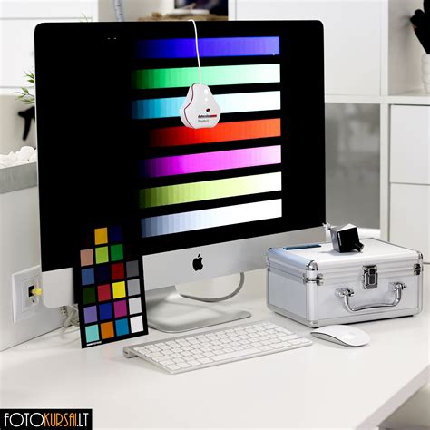 Schema: Kompiuterio monitoriaus spalvų kalibravimo procesas, siekiant geresnio spalvų tikslumo.