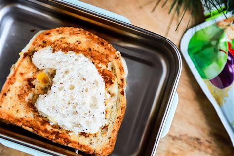 Keptas sumuštinis su sūriu ir kiaušiniu lėkštėje