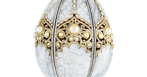 Brangakmeniais inkrustuotas Faberge kiaušinis