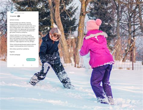 vaikai žaidžia su rogutėmis sniege