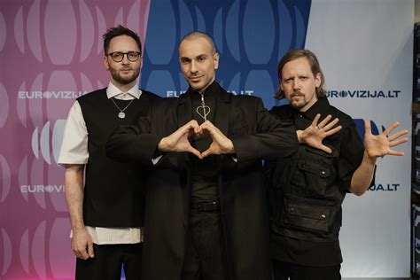 Scena su atlikėjais