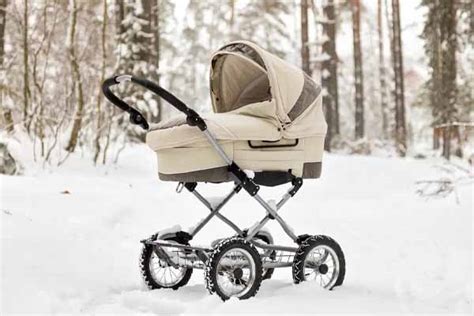 Naujagimis miega lauke vežimėlyje