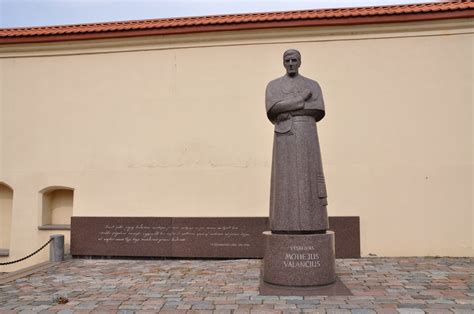Paminklas Motiejui Valančiui Kauno Rotušės aikštėje