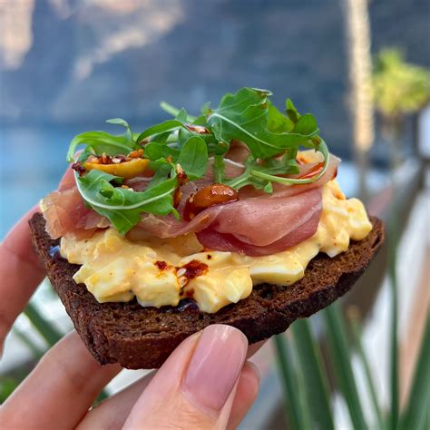 Smørrebrød su kumpiu ir kiaušiniu