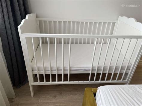 Kūdikio lovytė tėvų miegamajame