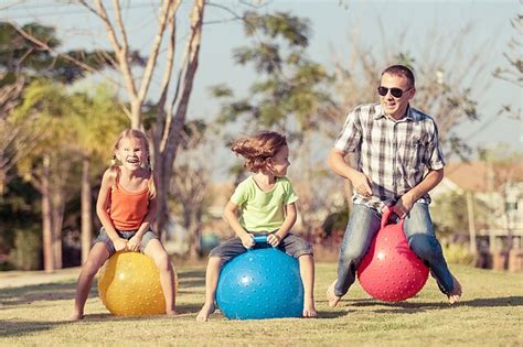 Kūdikis žaidžia su kamuoliu