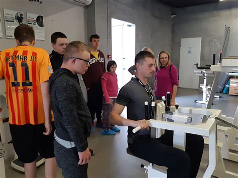 auklė su vaiku sporto klube