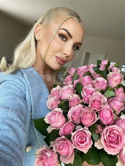 Monika Kvietkutė su įspūdingo dydžio rožių puokšte