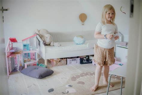 vaikas ant tėvų kelių kino salėje