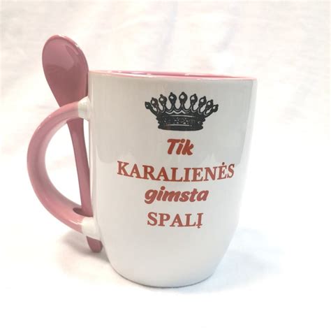 Moters, besimėgaujančios kava iš puodelio „Karalienės gimsta kovą“, atvaizdas