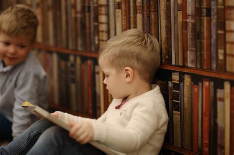 vaikas su aukle skaito knygą