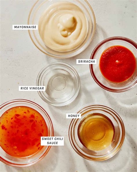 padažo ingredientai dubenėlyje prieš plakimą