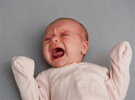 Kūdikis, verkiantis dėl pilvo pūtimo