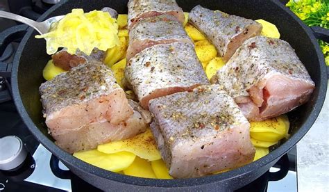 Virėjas tikrina žuvies kepimo temperatūrą