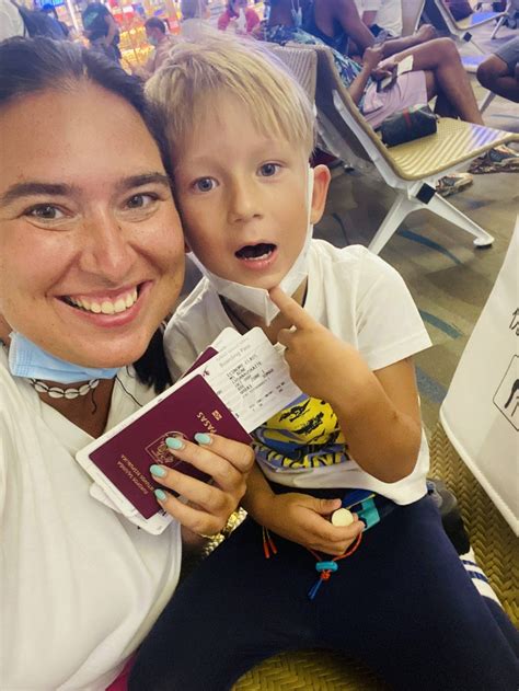 vaikas su kelionės dokumentais