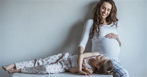 moteris atlieka kineziterapijos pratimus po gimdymo