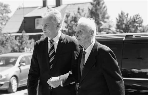 Antanas Nausėda parke su lazdomis