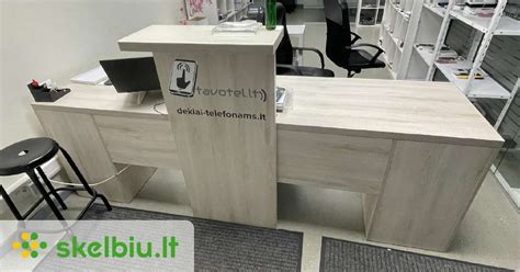 savivaldybės administracijos pastatas arba darbo stalas