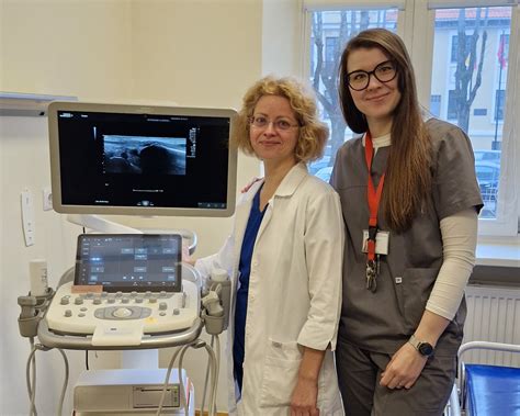 Akušerė su besilaukiančia moterimi atlieka ultragarsinį tyrimą