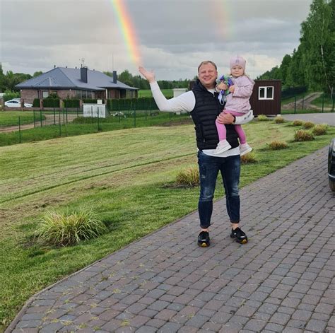 Draugai padeda jaunai šeimai su vaiku