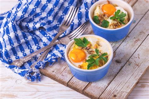 Kiaušiniai kepami orkaitėje atskiruose indeliuose