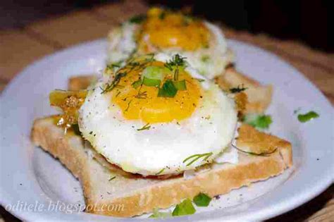 Orkaitėje keptų kiaušinių su priedais patiekimas