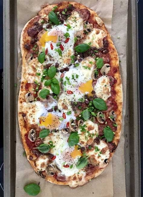 Pusrytinė pica su šonine, grybais ir kiaušiniais