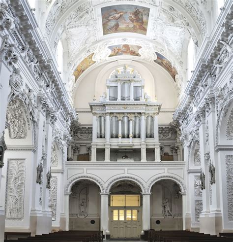 Senovinės bažnyčios vidus su giedančiais žmonėmis