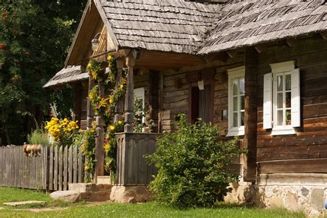 Senovinė lietuvių kaimo troba, vaizduojanti gyvenimo būdą