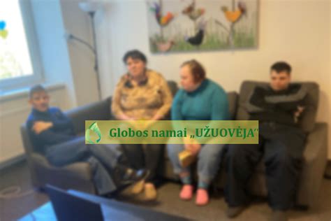 Globos namų gyventojai bendrauja su moksleiviais
