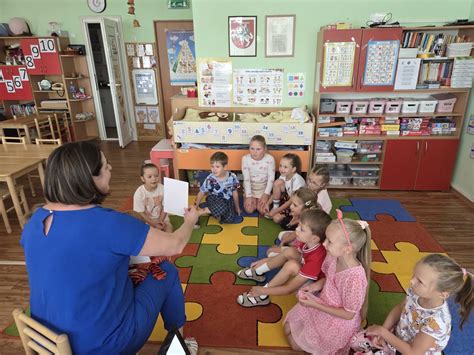 Džiaugsmingi vaikai dainuojantys anglų kalbos daineles pamokėlėje