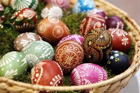 marginti velykiniai kiaušiniai lėkštėje