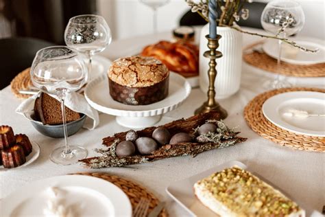 tradicinis Velykų stalas su margučiais