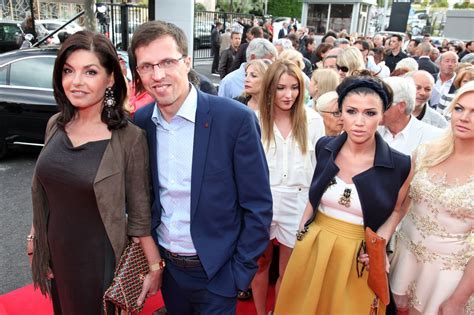 Kristina Kaikarienė besišypsanti su šeima