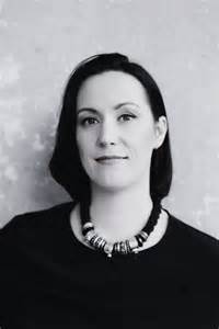 Moterys atlieka gimdymo pratimus stovint ir sėdint