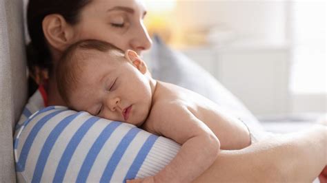 kūdikis saugiai miega ant nugaros savo lovelėje