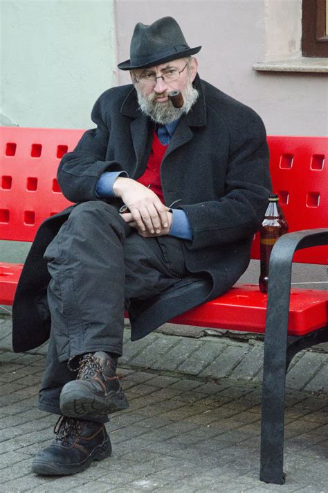 Stasys Urniežius su skrybėle ir pypke Vilniaus senamiestyje