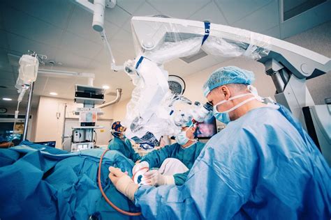 Neurochirurgas operacinėje